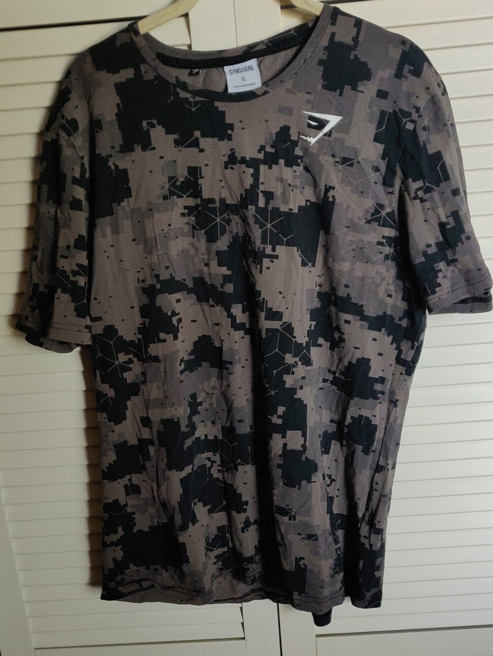 Gymshark Men's Short Sleeve Digital Pixel Camo Tee in Black and Gray XL
